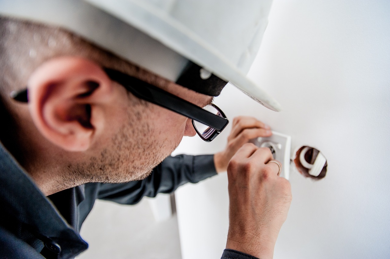 There are different approaches to onsite electrical maintenance. In this blog, we’ll look at reactive electrical maintenance, its pros and cons, and an alternative option worth considering.